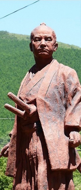 伊奈半左衛門忠順の銅像（静岡県駿東郡小山町須走の伊奈神社）