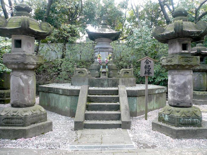 月光院、お伝の方の墓（増上寺の合祀塔、東京都港区芝公園）