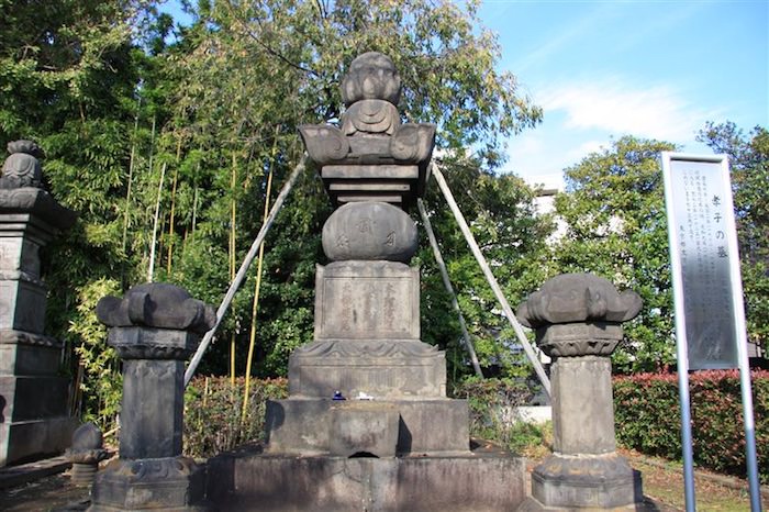 鷹司孝子の墓（徳川家光の正室、墓所は伝通院（東京都文京区小石川））